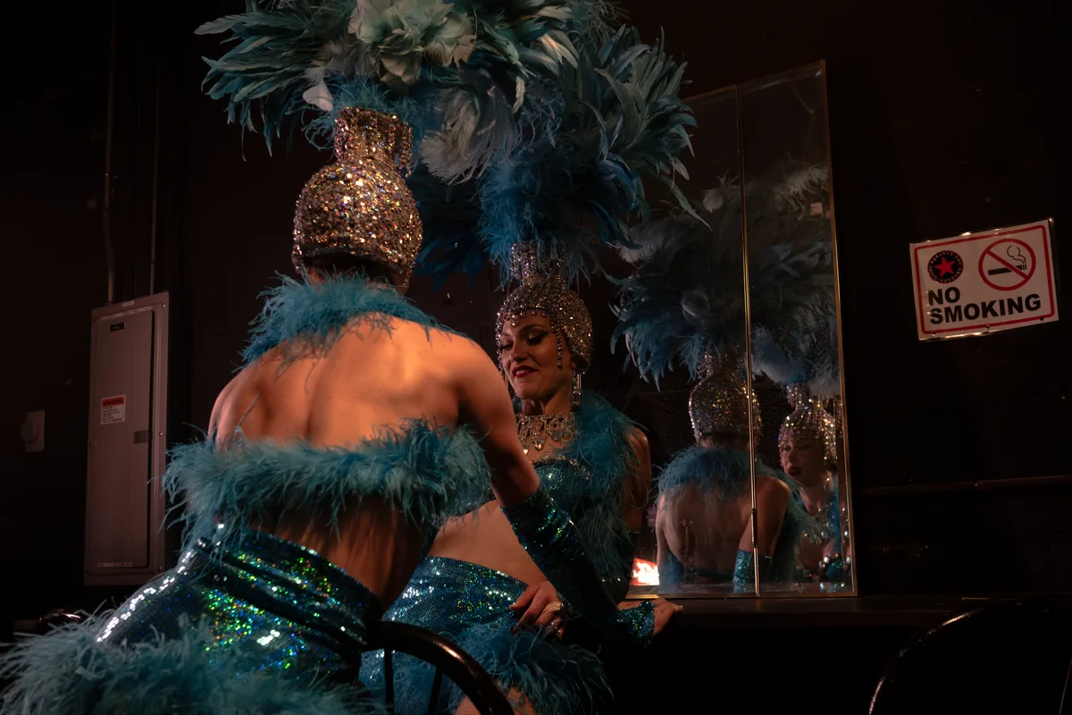 Artist forbereder show backstage — Stripstar Oslo