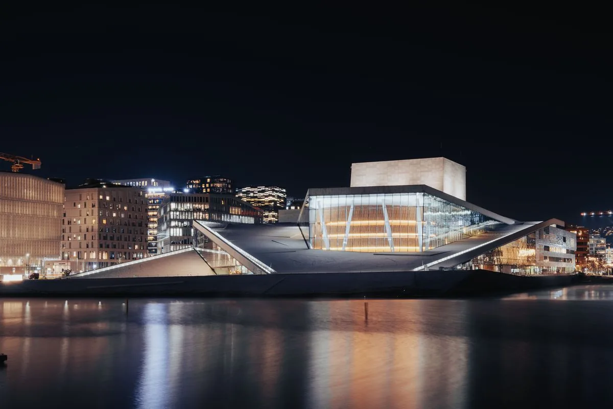 Oslo Operahuset om natten — vi leverer i hele byen